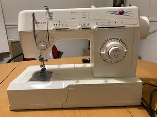 Máquina de coser Singer blanca