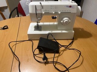 Máquina de coser Singer blanca
