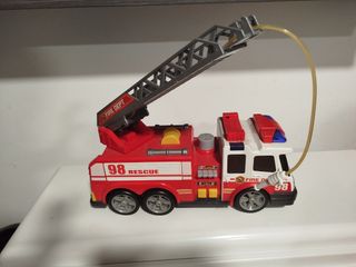 Camión de bomberos de juguete con manguera