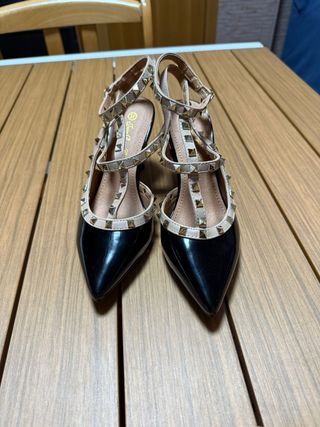 Zapatos de tacón negros con tachuelas doradas