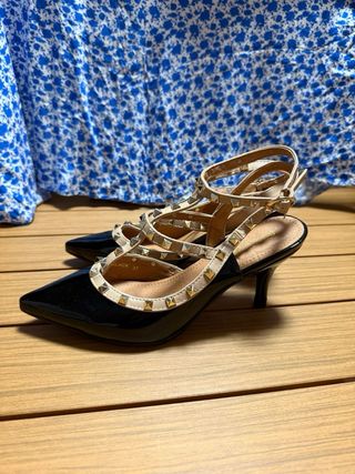 Zapatos de tacón negros con tachuelas doradas