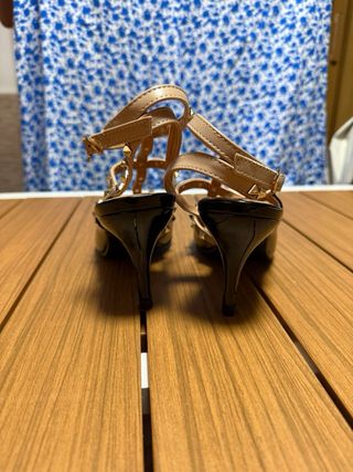 Zapatos de tacón negros con tachuelas doradas