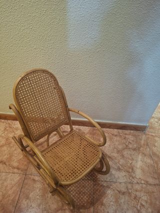 Mecedora infantil de mimbre