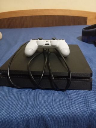 PS4 (PlayStation 4) con mando blanco