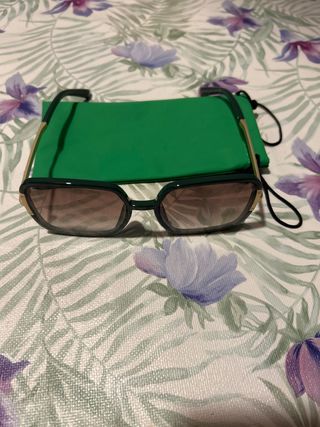 Gafas de sol verdes y marrones