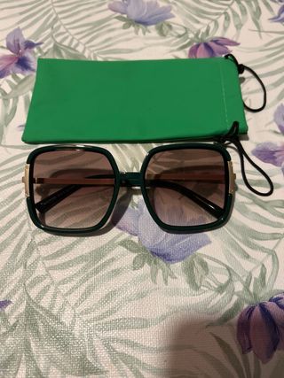Gafas de sol verdes y marrones