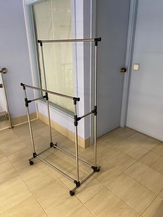 Perchero de aluminio doble con ruedas.