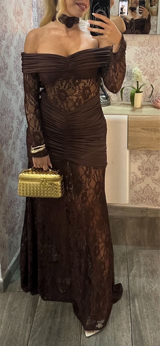 Precioso vestido de encaje marrón