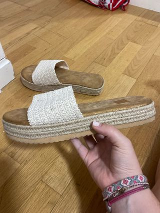 Sandalias planas beige y doradas
