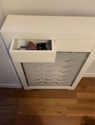 Cubre radiador blanco con cajones
