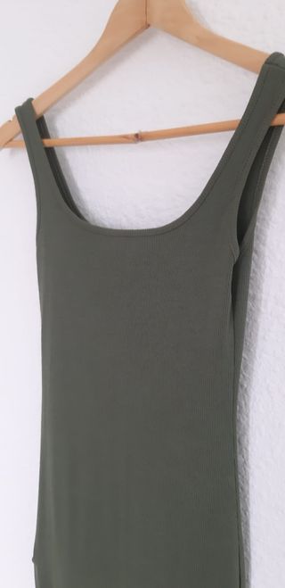Vestido midi nuevo sin estrenar. Sin mangas. Muy e
