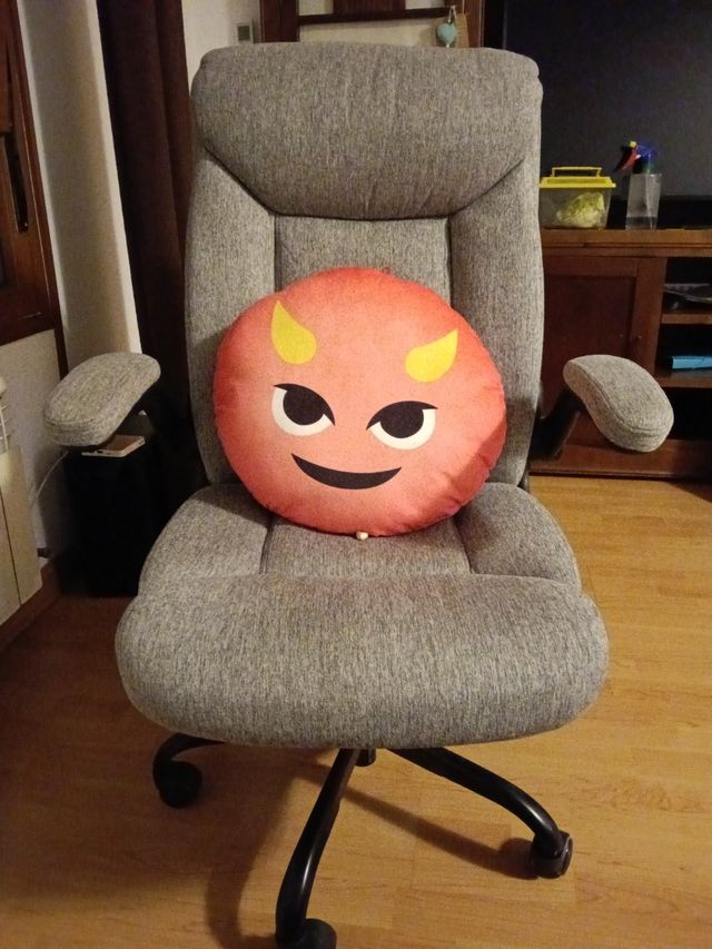 Cojín emoji demonio