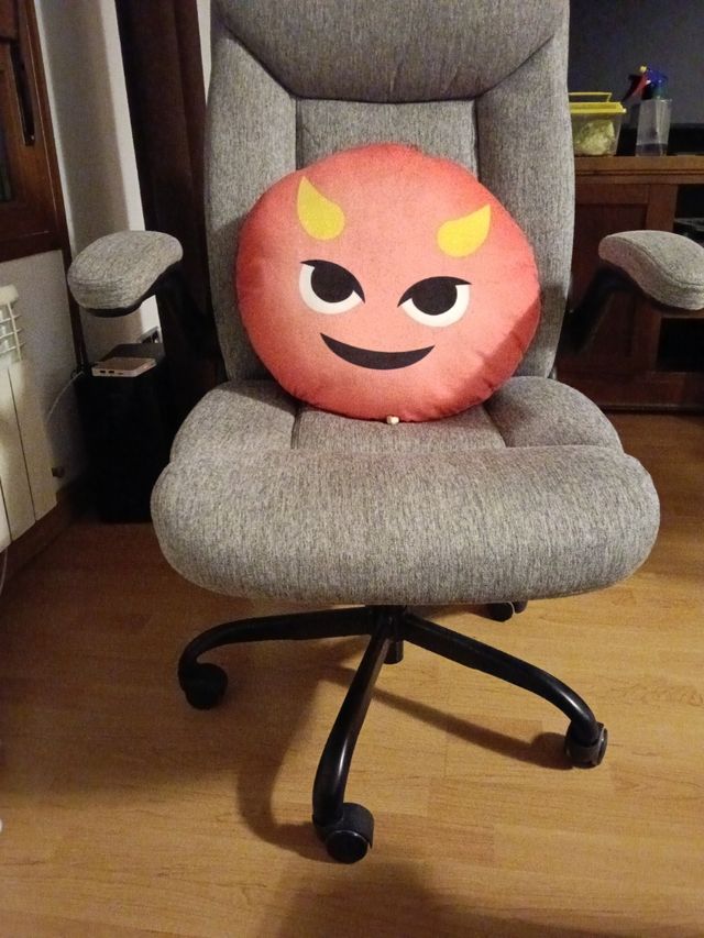 Cojín emoji demonio