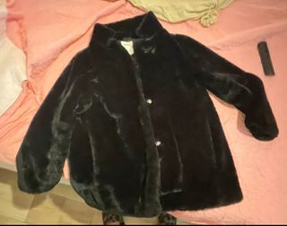 Cappotto in finta pelliccia color nero