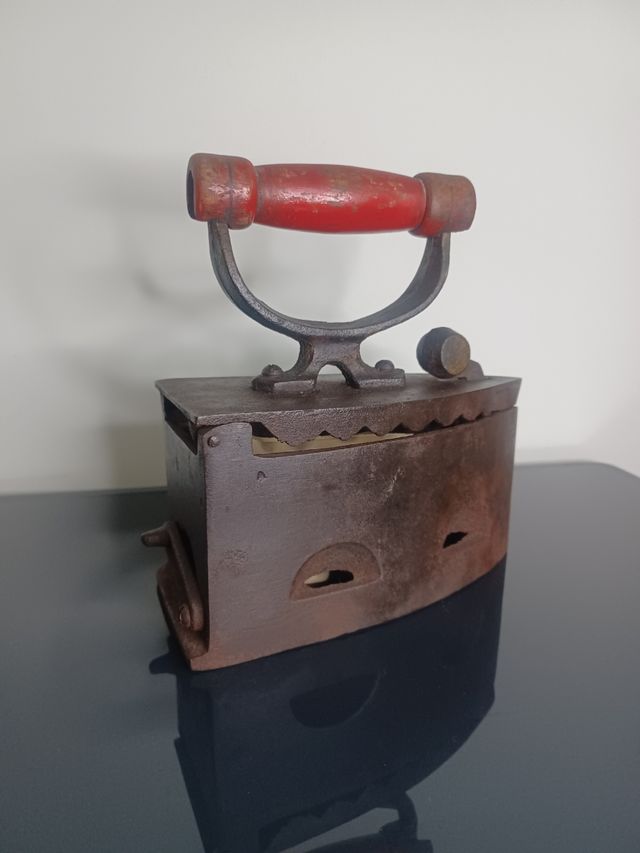 Plancha antigua de hierro con mensaje oculto