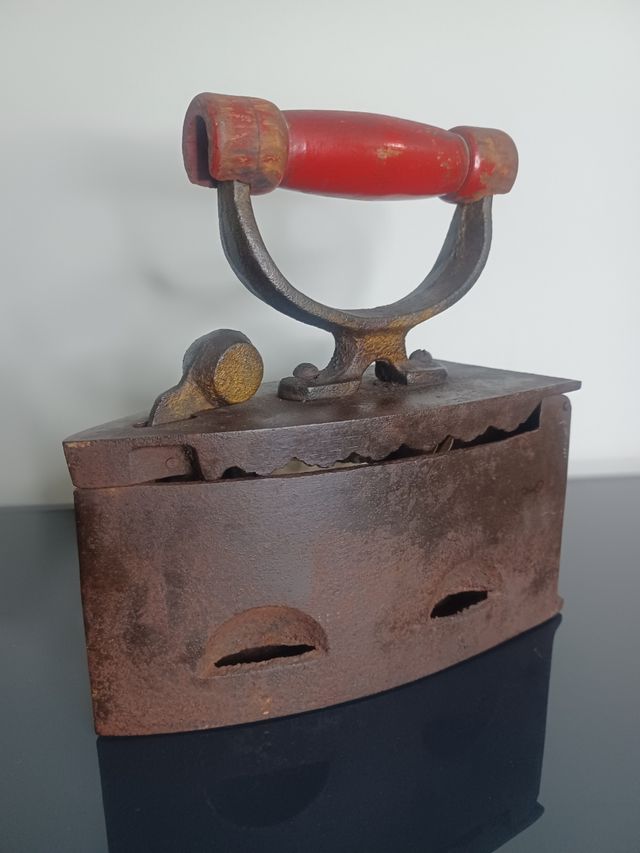 Plancha antigua de hierro con mensaje oculto