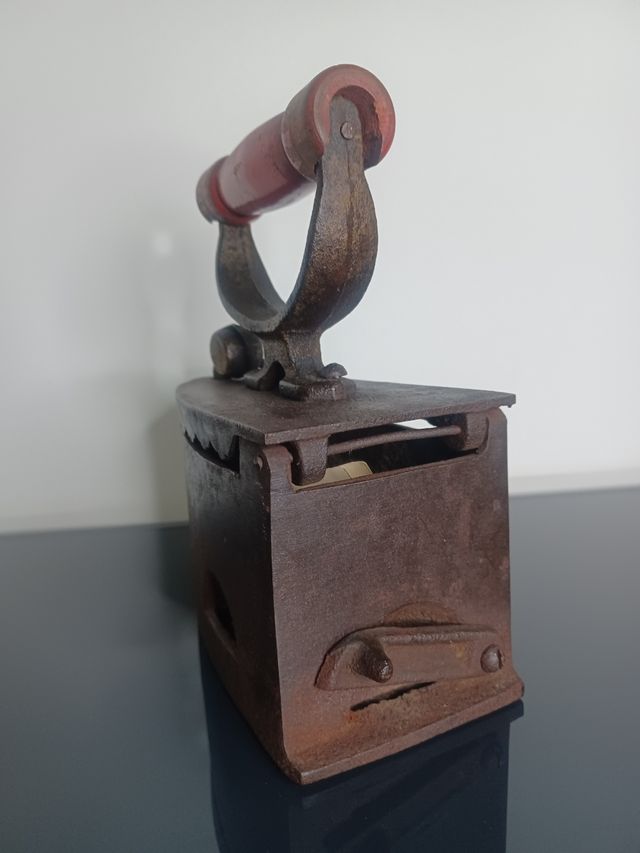 Plancha antigua de hierro con mensaje oculto