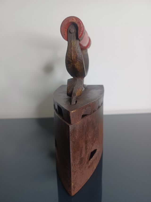 Plancha antigua de hierro con mensaje oculto