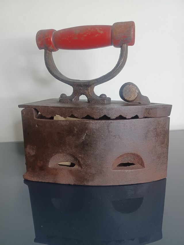 Plancha antigua de hierro con mensaje oculto