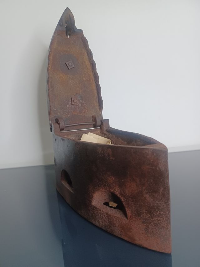 Plancha antigua de hierro con mensaje oculto