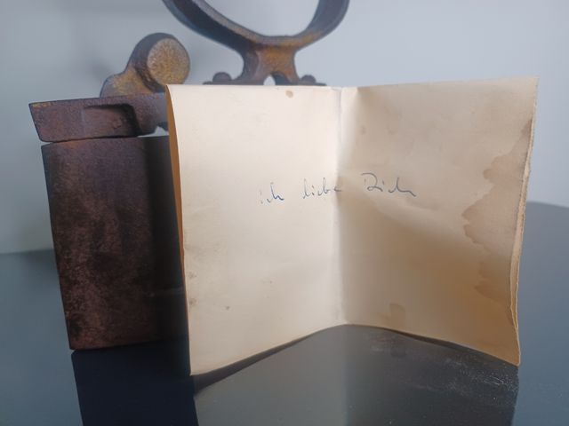 Plancha antigua de hierro con mensaje oculto