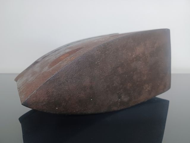 Plancha antigua de hierro con mensaje oculto