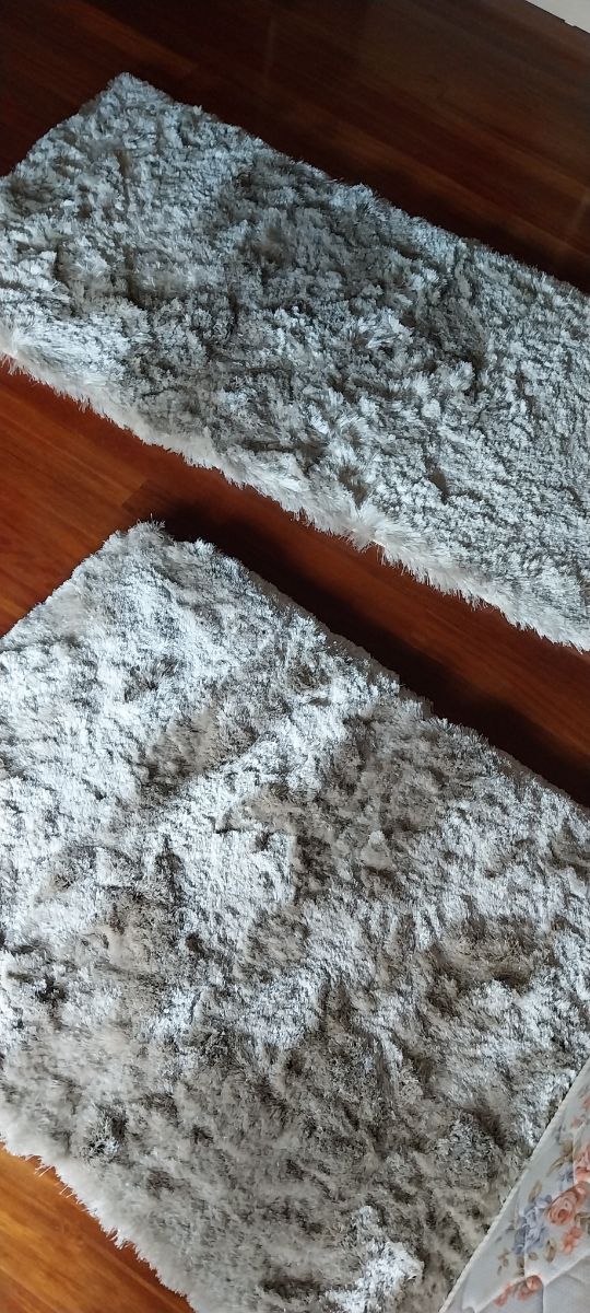 2 Alfombras Beige lado cama