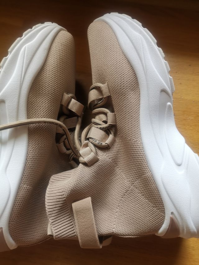 Botines elásticos beige y negros