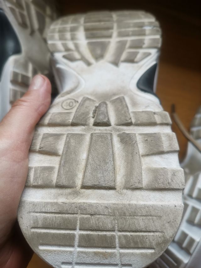 Botines elásticos beige y negros