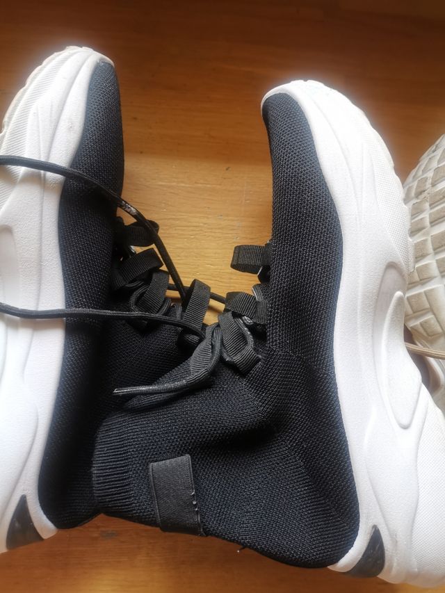 Botines elásticos beige y negros