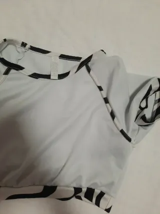 Top crop bianco con fantasia