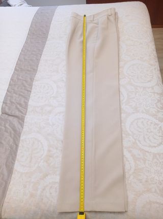 Pantalón color crudo elegante