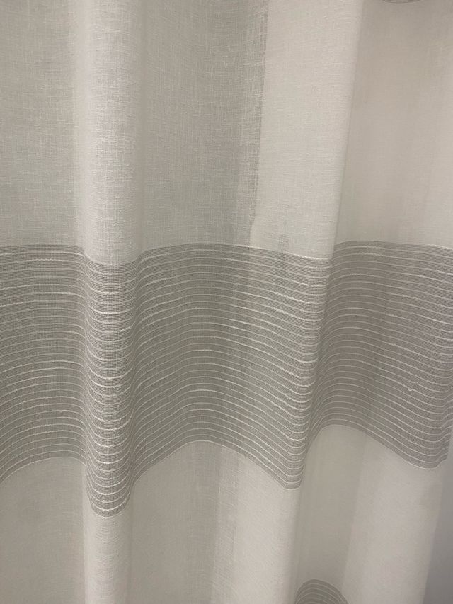 Cortina de tela con rayas grises y blancas