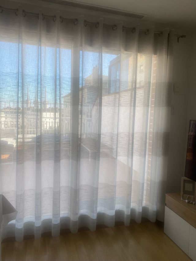 Cortina de tela con rayas grises y blancas