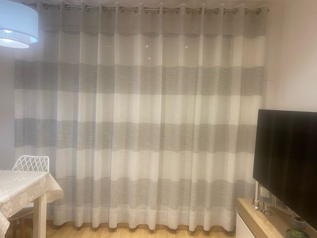 Cortina de tela con rayas grises y blancas