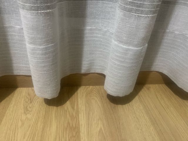 Cortina de tela con rayas grises y blancas