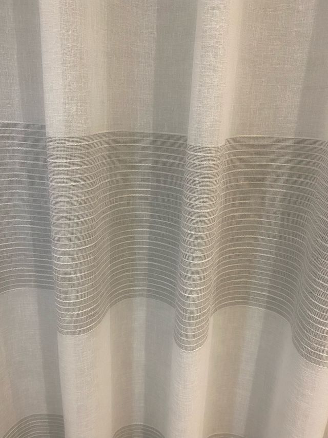 Cortina de tela con rayas grises y blancas