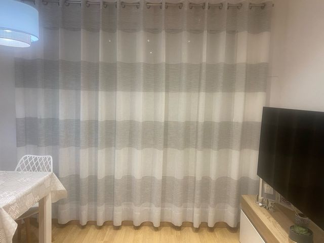 Cortina de tela con rayas grises y blancas
