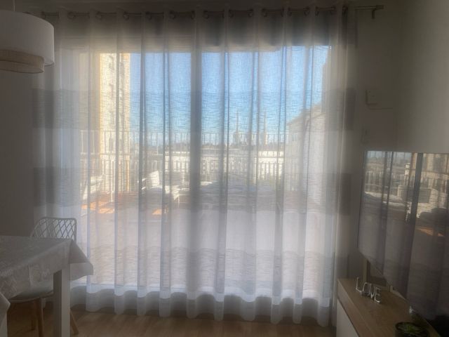 Cortina de tela con rayas grises y blancas