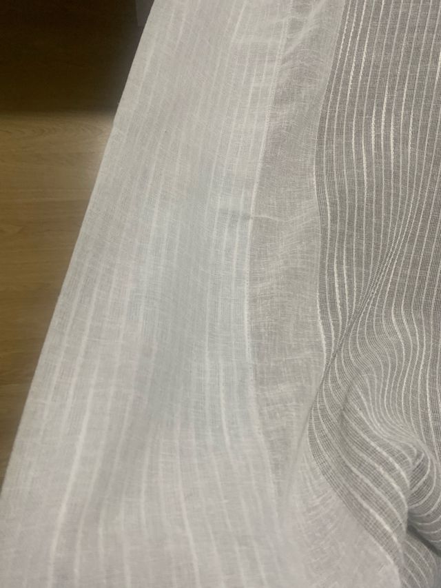 Cortina de tela con rayas grises y blancas