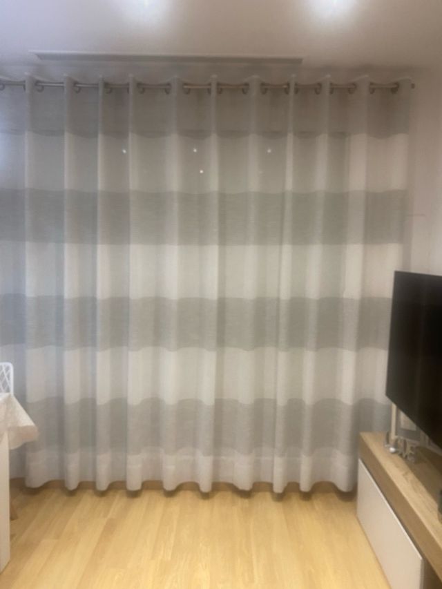 Cortina de tela con rayas grises y blancas