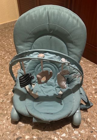 Hamaca bebé azul con juguetes