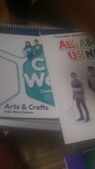 Libros de inglés y plástica quinto de primaria