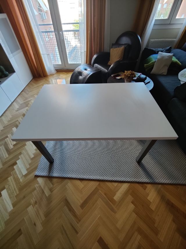 Mesa de escritorio blanca