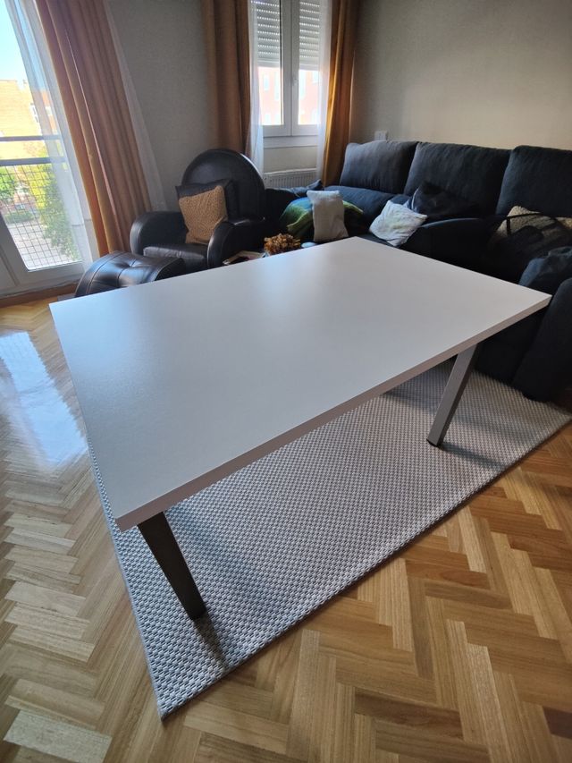 Mesa de escritorio blanca