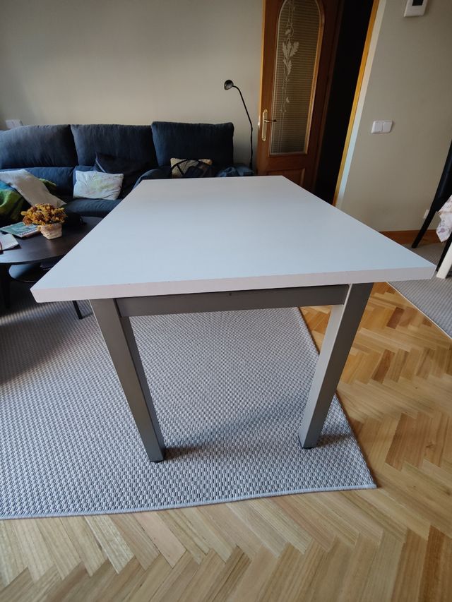 Mesa de escritorio blanca