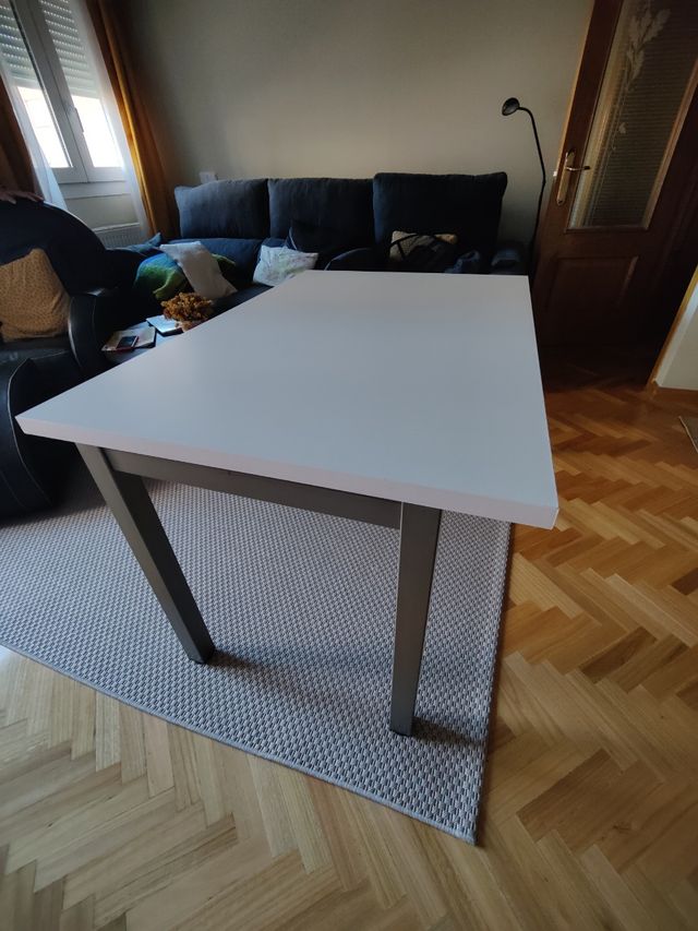 Mesa de escritorio blanca