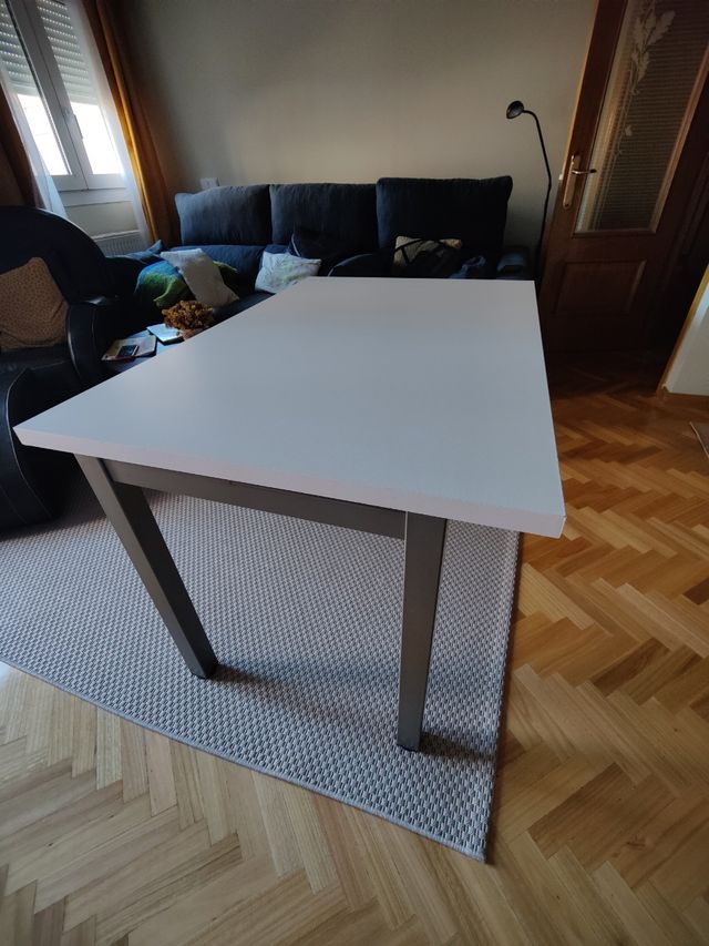 Mesa de escritorio blanca