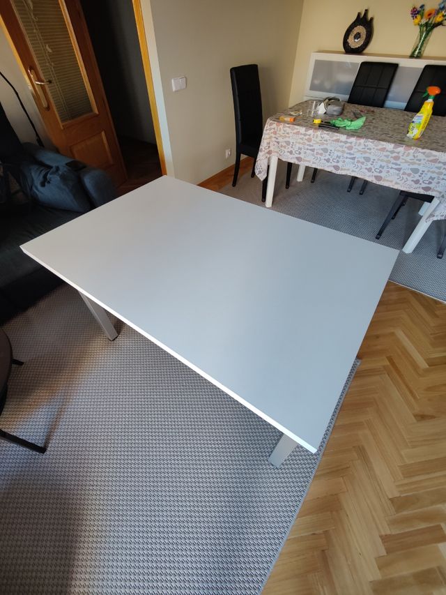 Mesa de escritorio blanca