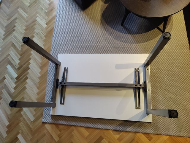 Mesa de escritorio blanca